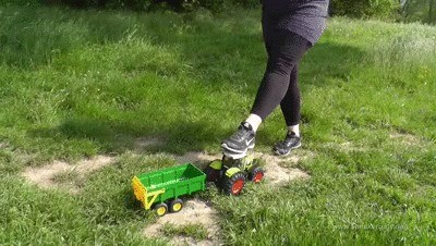 Sneaker-girl Stacy – Crushing Toy-tractor