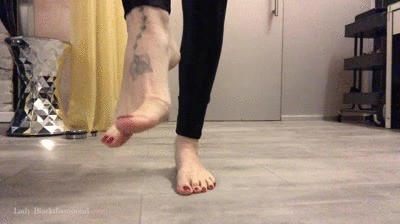 Footfetish – High High-heeled slippers And Bare Feet