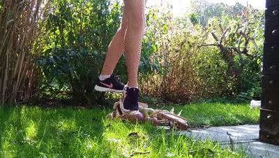 Sneakergirly Sarah – Crushing Some Apples