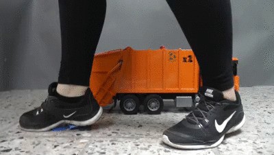 Sneakergirly – Big Fucktoy Car Crush Ii