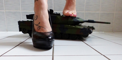 Crushing A Tank With High High-heeled slippers